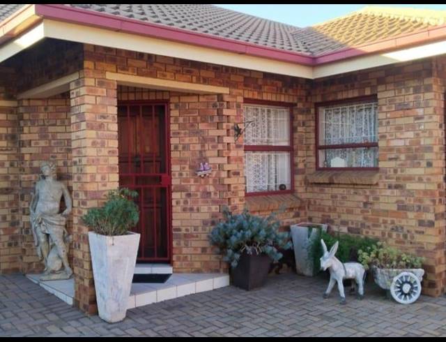 3 BEDROOM TOWNHOUSE FOR SALE IN VANDERBIJLPARK SE 2
